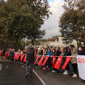 Kadıköy'de 6 buçuk kilometrelik Ata'ya saygı zinciri oluşturuldu