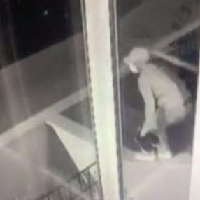 Beylikdüzü'ndeki şahıs, sessizlik için ayakkabılarını çıkarıp hırsızlık yaptı