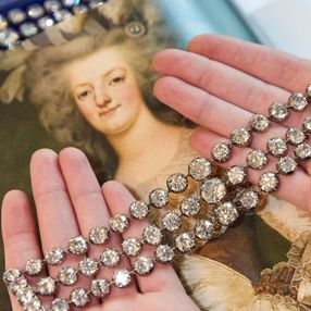 Fransa Kraliçesi Marie Antoinette'in elmas bilezikleri açık artırmada satıldı