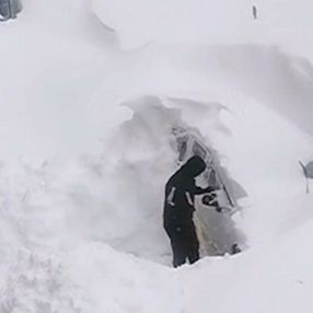 Çin’de kar fırtınası: Arabalarını kazarak buldular