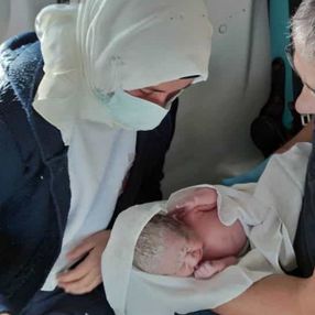Karaman'da yolda doğum sancıları başlayan kadın ambulansta doğurdu