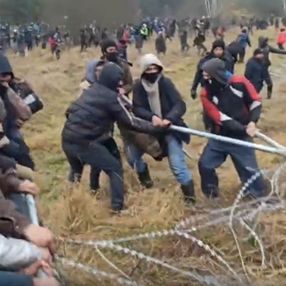 Göçmenler, Polonya sınırında çitleri yıkmaya çalıştı