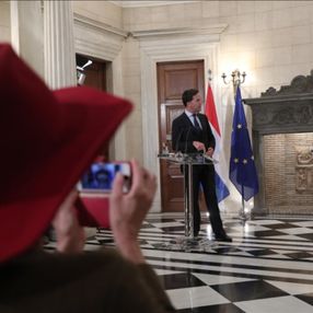 Yunanistan'da Başbakan Miçotakis'le tartışan Hollandalı gazeteci ülkeyi terk edecek
