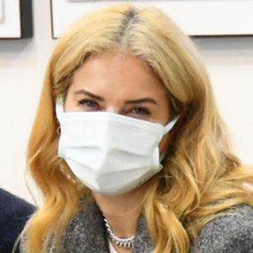 Burcu Esmersoy, elinde para dolu zarfla görüntülendi