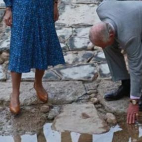 Prens Charles ve eşi Camilla, vaftiz için Ürdün'den şişelerle 'kutsal su' aldı