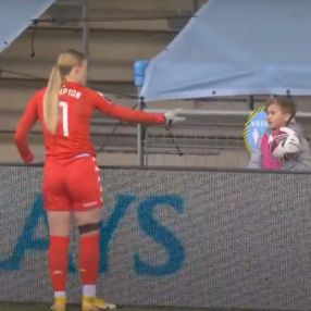 Kadın futbolcunun top toplayıcıyla imtihanı