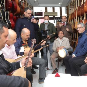 Fatma Şahin bağlama çalıp türkü söyledi