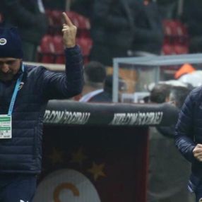 Fenerbahçe malzemecisi tribünlere orta parmak gösterdi