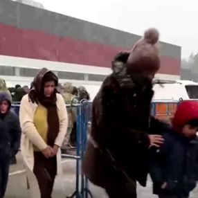 Göçmenler, Belarus - Polonya sınırında yemek için kuyruğa girdi