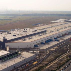 Tesla'nın Çin'deki fabrikası araçlarla doldu taştı