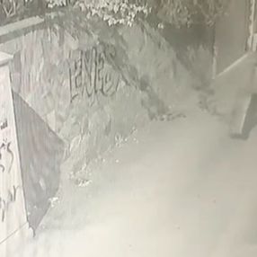 Bursa'da direğe bağlı olan çöp kovasını çaldı