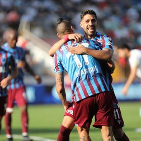 Trabzosnpor'da Hamsik ve Bakasetas sevinci