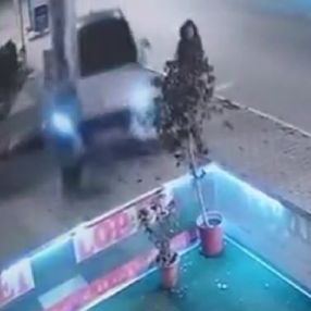 Tuzla’da fren yerine gaza bastı, 3 dükkan ve 3 otomobile çarptı