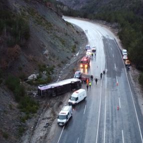 Erzincan'da yolcu otobüsü devrildi