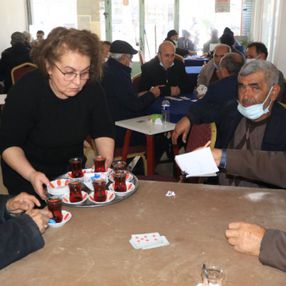 Burdur'da gelin geldiği mahallede 'kahveci hanım ağa' oldu