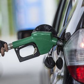 Benzin ve motorine indirim bekleniyor
