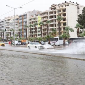 İzmir'de deniz taştı; yollar göle döndü