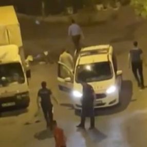 Beyoğlu'nda kavga eden şahıslar, yerde birbirini yumrukladı