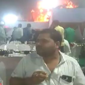 Hindistan’ın düğünde çıkan yangında yemek yemeye devam ettiler