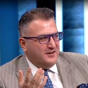 Cem Küçük, izleyicinin sorusuna tepki gösterdi
