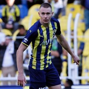 Attila Szalai sol beke geçiyor