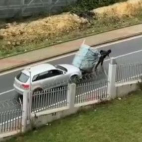 Başakşehir’de sürücü, yokuşta aracıyla kağıt toplayıcısına yardım etti