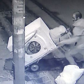 Avcılar'daki hırsız, panik yapınca çaldığı çamaşır makinesini düşürdü