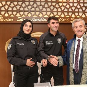 Gaziantep'teki polis çifte nikah sonrasında kelepçe takıldı