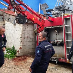 Antalya'da, yangına giden itfaiye aracı foseptiğe düştü