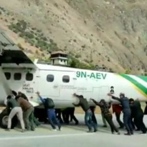 Nepal'de lastiği patlayan uçağı pist dışına ittiler