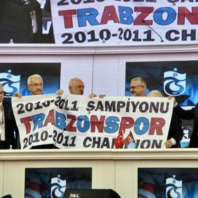 Trabzonspor genel kurulunda 2010-11 sezonuyla ilgili pankart