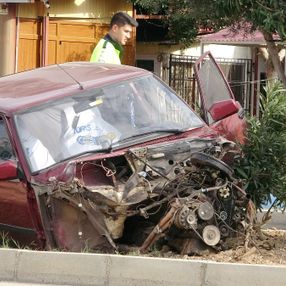 Mersin'de kaza: Otomobilin önü koptu