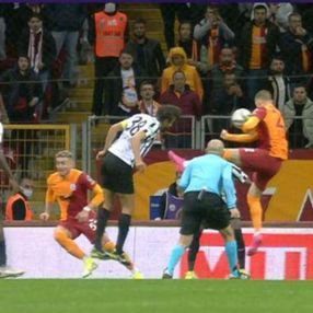 Cüneyt Çakır, Berkan'ın pozisyonuna neden penaltı verdiğini açıkladı