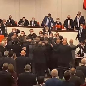 Meclis'te CHP'nin Süleyman Soylu'ya sataşmasıyla yumruklu kavga çıktı