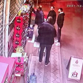Sultangazi'de maskesiz çocuğa tokat atıp kovaladı