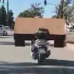 Adana'da motosikletiyle masa taşıdı