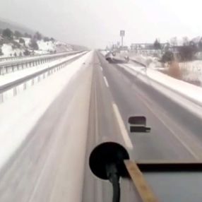 Karabük'te bariyerlere çarpıp takla atan araç kameraya yansıdı