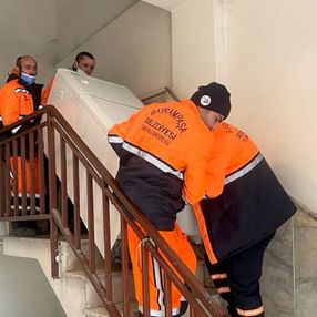 Bayrampaşa'da kapıları baltalanan kiracılar başka eve taşındı