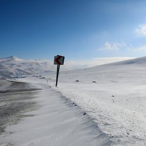 Ağrı'da soğuk hava ve kar yağışı etkili oluyor