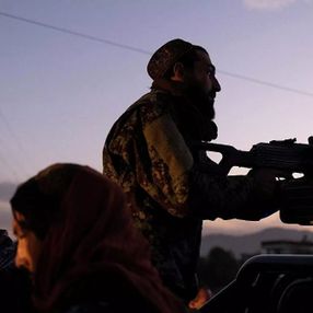 Taliban üyeleri bir müzisyenin enstrümanını yaktı