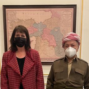 Mesud Barzani'den, Türkiye'nin bölündüğü haritanın önünde poz