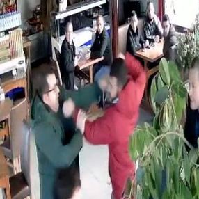 Sancaktepe'de kafe basıp, direksiyon öğretmenini dövdüler