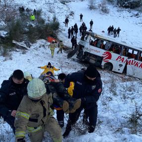 Kuzey Marmara Otoyolu'nda yolcu otobüsü şarampole yuvarlandı