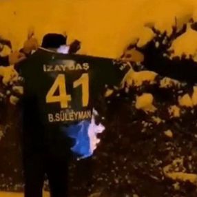 Sakaryaspor'a transfer olan Burak Süleyman'ın formasını yaktılar