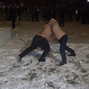 Kırıkkale'de soğuk havaya rağmen yarı çıplak güreştiler