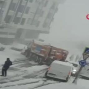 Esenyurt'ta karda kayan tuzlama aracı, yolda kalan otomobillere çarptı