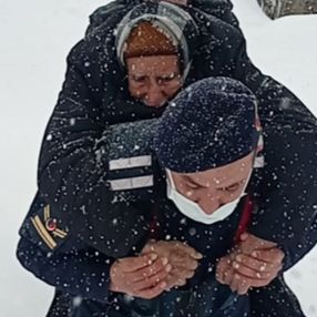 Kahramanmaraş'ta yaşlı çiftin yardımına askerler yetişti