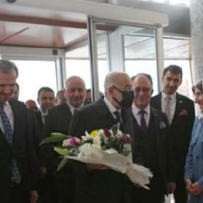 Temel Karamollaoğlu, koronavirüs sonrası çiçeklerle karşılandı