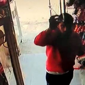 Çanakkale’de açık unutulan markette, aldıklarını kameraya gösterip ücreti bıraktılar