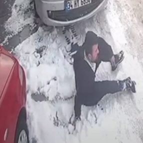 Bursa'daki genç, çay taşırken buzda kaydı